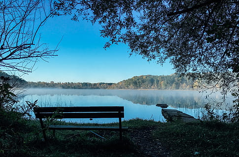kuva, penkki, järvi, sininen, taivas, sinitaivas, luonto, puu, ulkona, maisema, vesi, rauhallinen kohtaus, scenics, ei ihmisiä, syksy, metsä, puisto - ihmisen tila, puiston penkki, joki, puu - materiaali, heijastus, kasvi, tyyneys, kauneus luonnossa, maisemat - luonto, järvenranta, ei-kaupunkikuvia, päivä, idyllinen, ranta, kasvu, 4K, CC0, public domain, rojaltivapaa