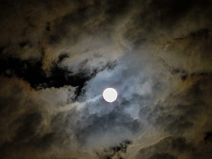 scăzut, unghi fotografie, deplin, muget, lună, lună plină, lumina lunii, înainte de eclipsa lunară, mistic, noapte, sânge luna, ușoară, iluminat, cer, spaţiu, nor - cer, scenice - natura, astronomie, frumusețe în natură, natură, cerc, nici o persoana, geometrică, formă, întuneric, liniște, vedere unghiulară joasă, în aer liber, o scenă liniștită, lună planetară, 4K, CC0, domeniu public, fără drepturi de autor