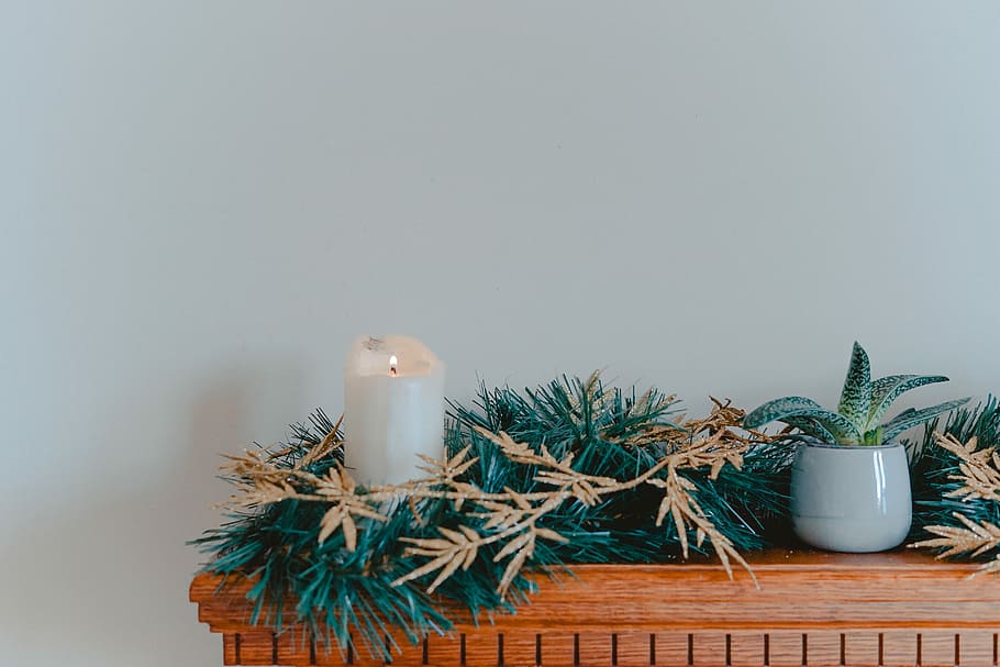 candela, ghirlande, mensola, illuminato, bianca, accanto, verde, pianta, camino, mantello, fiamma, ardente, fogliame, in casa, decorazione, nessuno, Natale, legno - materiale, natura, decorazione natalizia, copia spazio, girato in studio, pianta in vaso, celebrazione, vacanza, tavolo, caratteristica della parete, fuoco, ornamento di Natale, abete, 4K