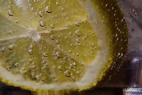 llimona, gin, macro, burbujas, menjar i beguda, primer pla, cap gent, frescor, menjar, a l'interior, alimentació saludable, fruita, benestar, cítrics, groc, tall, bombolla, natura morta, directament a sobre, beure, secció transversal, llimonada, 5K, CC0, domini públic, lliure de regalies
