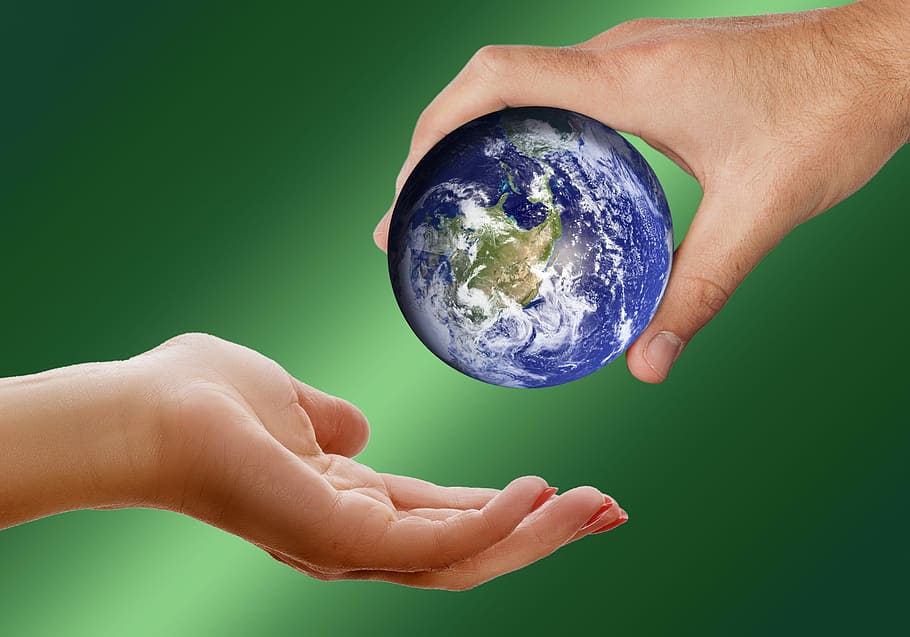 persona, celebració, bola de terra, món, terra, globus, mantenir, donar, prendre, passar, pilota, presentació, oferta, protecció ambiental, medi ambient, verd, bio, ecologia, protegir, barrets, guàrdia, responsabilitat, globalització, planeta, global, internacional, a tot el món, continents, país, estat, estats d'Amèrica, vista del món, cloudformation, símbol, política, simbòlic, mà de l'home, la mà de la dona, mapa, núvols, blau, EUA, Amèrica, mà humana, globus: objecte creat per l'home, mà, espai, part del cos humà, planeta terra, conservació del medi ambient, esfera, planeta - espai, seguretat, protecció, naturalesa, fons de colors, color verd, qüestions ambientals, cura, mapa del Món, gent, fons verd, Pol · lució, comunicacions globals, ecologista, 2K