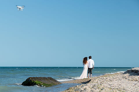 mand, kvinde, stående, strand kysten, drone, lugning, strand, quadrokopter, flyvende, par, Rumænien, Mamaia, hav, vand, himmel, to personer, skyfri himmel, horisont, voksen, herrer, horisont over vand, natur, blå, kopiere plads, Kvinder, par - forhold, samvær, positive følelser, heteroseksuelle par, udendørs, 4K, CC0, offentligt domæne, royaltyfrie