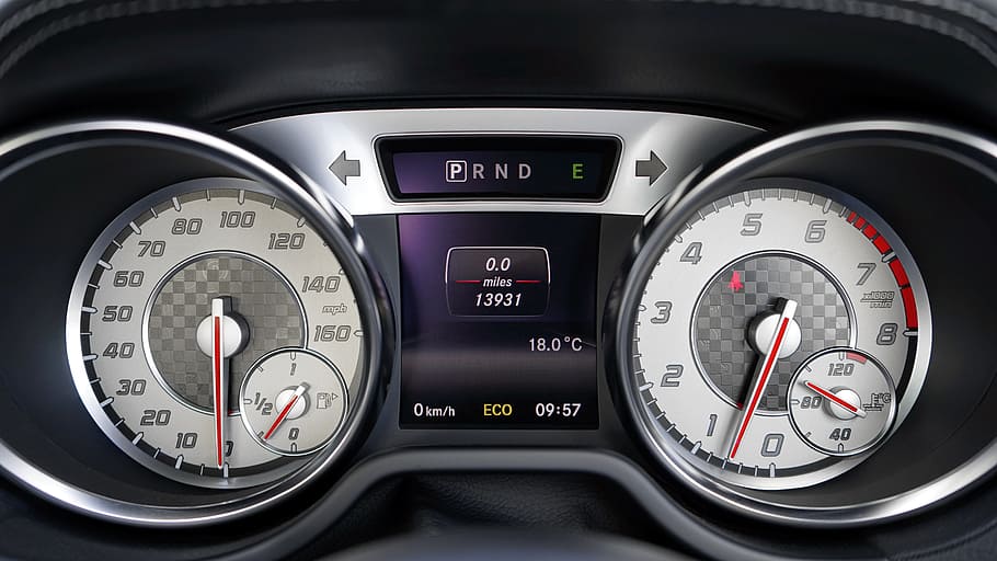 convertit, panell de grup d'instruments de vehicles, cotxe, interior, velocímetre, panell, control, automòbil, vehicle, automàtic, transport, velocitat, interior del cotxe, luxe, tecnologia, modern, equipament, crom, quadre de comandament del cotxe, milles, combustible, guió, instrument, mph, marcar, temperatura, indicador, llum, odòmetre, gasolina, agulla, mesura, rpm, excés de velocitat, límit, calibre, metre, números, poder, precisa, monitorització, panell de control, manera de transport, riquesa, temps, interior del vehicle, nombre, instrument de mesura, a l'interior, color plata, cap gent, equipament elèctric, polsador, 5K
