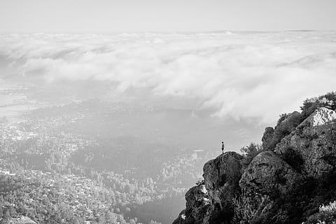 persoon, staand, top, klif, natuur, berg-, wolken, rotsen, stad, monochroom, grijstinten, zwart en wit, landschap, buitenshuis, Vakantiebestemmingen, wolk - lucht, hemel, schoonheid in de natuur, scenics - natuur, rots, kalmte, rustige scène, rock - object, dag, solide, niet-stedelijke scène, milieu, bergketen, rotsformatie, avontuur, bergtop, vorming, 2K, CC0, publiek domein, royaltyvrij