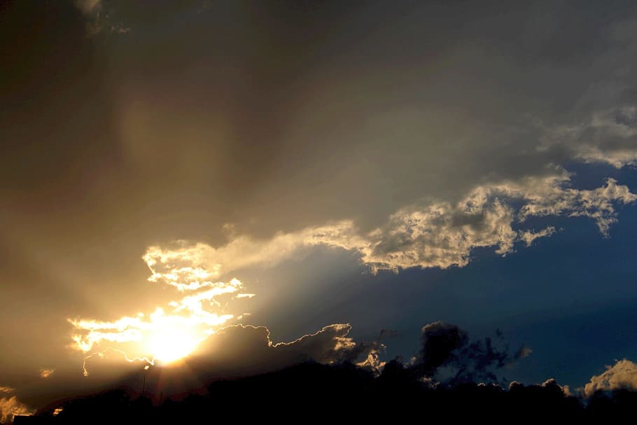 cielo, nuvole, tramonto, nuvola - cielo, bellezza nella natura, scenics - natura, natura, nessuno, cielo drammatico, ambiente, luce del sole, la tranquillità, idilliaco, Cloudscape, all'aperto, silhouette, scena tranquilla, Inquadratura dal basso, raggio di sole, tempesta, potere in natura, infausto, 1080P