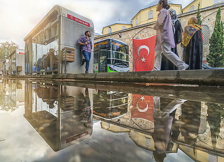 Mensch, Bahnhof, Bus, Reflexion, Menschen, Straße, Truthahn, Gruppe von Leuten, echte Menschen, die Architektur, Frau, Männer, Wasser, gebaute Struktur, Erwachsene, Gebäudehülle, Tag, Freizeitbeschäftigung, Lebensstile, Zusammengehörigkeit, Himmel, Stehen, Natur, in voller Länge, draußen, Regen, Regenzeit, 5K, CC0, gemeinfrei, lizenzfrei