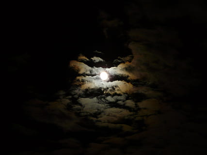 moon ile bulut, gece, ay, bulutlar, Ay ışığı, hof, ışık, karanlık, ürpertici, Dolunay, cehennem, gökyüzü, doğa, astronomi, uzay, bulut - gökyüzü, insansız, uzay araştırması, açık havada, doğada güzellik, düşük açılı görünüş, parıltılı, gizem, keşif, aydınlatılmış, görkemli, astroloji, siyah arka plan, parlaklık, gezegen ay, 2K, CC0, kamu malı, telif ücretsiz