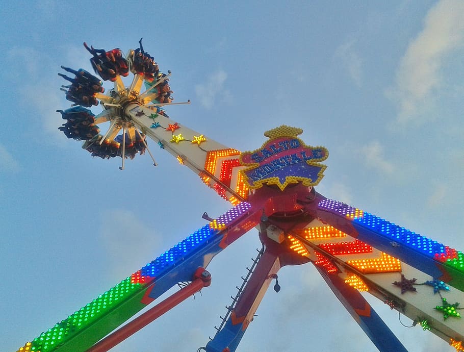 Fira, carrusel, velocitat, diversió, al seu torn, mercat d’anys, festa popular, passeig, adrenalina, Parc d'atraccions, oci, plaer, dinàmic, moviment, passejades, llums, electricitat, il·luminació, llum, llums de colors, bumte lights, enrenou, recinte firal, acció, volar, aviat, humà, gent, cel, vista d’angle baix, naturalesa, cultura i entreteniment artístic, multicolor, passeig pel parc d’atraccions, núvol - cel, dia, cap gent, a l'aire lliure, celebració, blau, il·luminat, planta, decoració, carnaval, 1080P