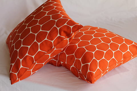 dos, taronja i blanc, llançar, coixins, taronja, patrons, retro, rodó, dissenys, blanc, fons, casa, decoracions, parell, habitació, còmode, llit, coixí, sofà, dorment, endormiscat, a l'interior, primer pla, cap gent, patró, part del cos, funció de construcció de parets, natura morta, animal, centrar-se en primer pla, Color blanc, art i artesania, vermell, fauna animal, sol objecte, temes d'animals, taula, tèxtil, un animal, pell d’animals, 5K, CC0, domini públic, lliure de regalies