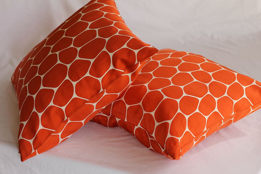 dos, taronja i blanc, llançar, coixins, taronja, patrons, retro, rodó, dissenys, blanc, fons, casa, decoracions, parell, habitació, còmode, llit, coixí, sofà, dorment, endormiscat, a l'interior, primer pla, cap gent, patró, part del cos, funció de construcció de parets, natura morta, animal, centrar-se en primer pla, Color blanc, art i artesania, vermell, fauna animal, sol objecte, temes d'animals, taula, tèxtil, un animal, pell d’animals, 5K