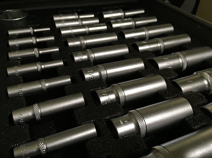 klíč, nástroj, vlašský ořech, gola, tuna, nástroje, kov, mechanik, průmysl, žehlička, šroub, opravit, průmyslový, nikdo, ocel, vzor, detail, technologie, den, uvnitř, pozadí, velká skupina objektů, stříbrné barvy, lesklý, objednat, zařízení, Černá barva, stůl, uspořádání, zásobník, v řadě, selektivní zaměření, kruh, střelivo, slitina, 4K, CC0, veřejná doména, bez autorských práv