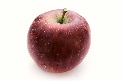 baggrund, tapet, æble, frugt, efterår, foster, æbletræ, rød, sød, ernæring, sund og rask, mad, mad og drikke, sund kost, velvære, friskhed, skåret ud, æble - frugt, enkelt objekt, studio skud, tæt på, indendørs, hvid baggrund, ingen mennesker, plante, sund livsstil, plantestamme, hvid farve, organisk, moden, lilla, snack, 5K, CC0, offentligt domæne, royaltyfrie