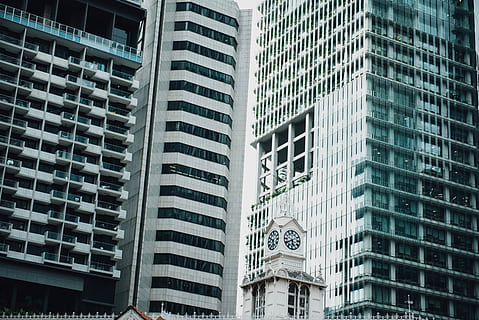bajo, fotografía de ángulo, hormigón, edificio, persona, demostración, blanco, arquitectura, torre, reloj, rascacielos, exterior del edificio, estructura construida, ciudad, edificio de oficinas exterior, moderno, ventana, vista de ángulo bajo, oficina, nadie, altura maxima, día, material de vidrio, fotograma completo, al aire libre, vida en la ciudad, reflexión, apartamento, Distrito financiero, 5K, CC0, dominio público, libre de derechos