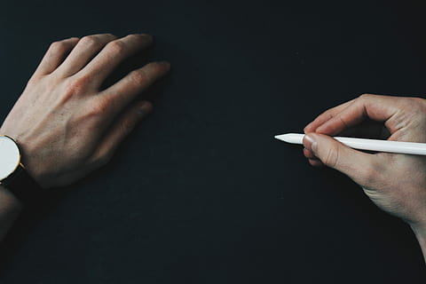 Person, tragen, schwarz, analog, sehen, halten, Weiß, Bleistift, Mann, Apfelstift, Schreiben, Hände, Hand, menschliche Hand, menschliches Körperteil, Studioaufnahme, Männer, eine Person, drinnen, Körperteil, schwarzer Hintergrund, Nahansicht, menschlicher Finger, Erwachsene, Finger, Kommunikation, farbiger Hintergrund, nicht erkennbare Person, Aktivität, Geschäftsperson, 4K, CC0, gemeinfrei, lizenzfrei