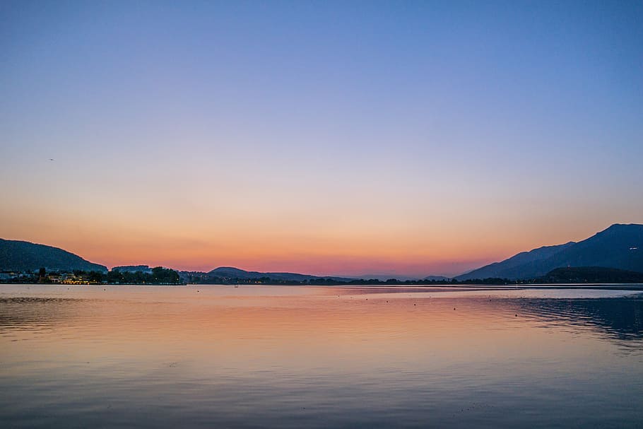 posta de sol, netejar, cel, llac, taronja, aigua, muntanya, escenics - natura, bellesa a la natura, mar, tranquil·litat, escena tranquil·la, naturalesa, terra, destinacions de viatge, cap gent, cel clar, blau, reflexió, paisatge, medi ambient, còpia espai, a l'aire lliure, llacuna, 5K