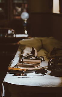 bovenste huis, petersfield, bruin, grijs, gereedschap, top, wit, linnen, werkplaats, hulpmiddelen, borstel, tafel, kleding, binnenshuis, geen mensen, focus op de voorgrond, muziekinstrument, muziek-, stilleven, retro gestileerd, antiek, muziekuitrusting, detailopname, communicatie, technologie, hout - materiaal, camera - fotografische apparatuur, snaar instrument, tijd, oud, grote groep objecten, 4K, CC0, publiek domein, royaltyvrij