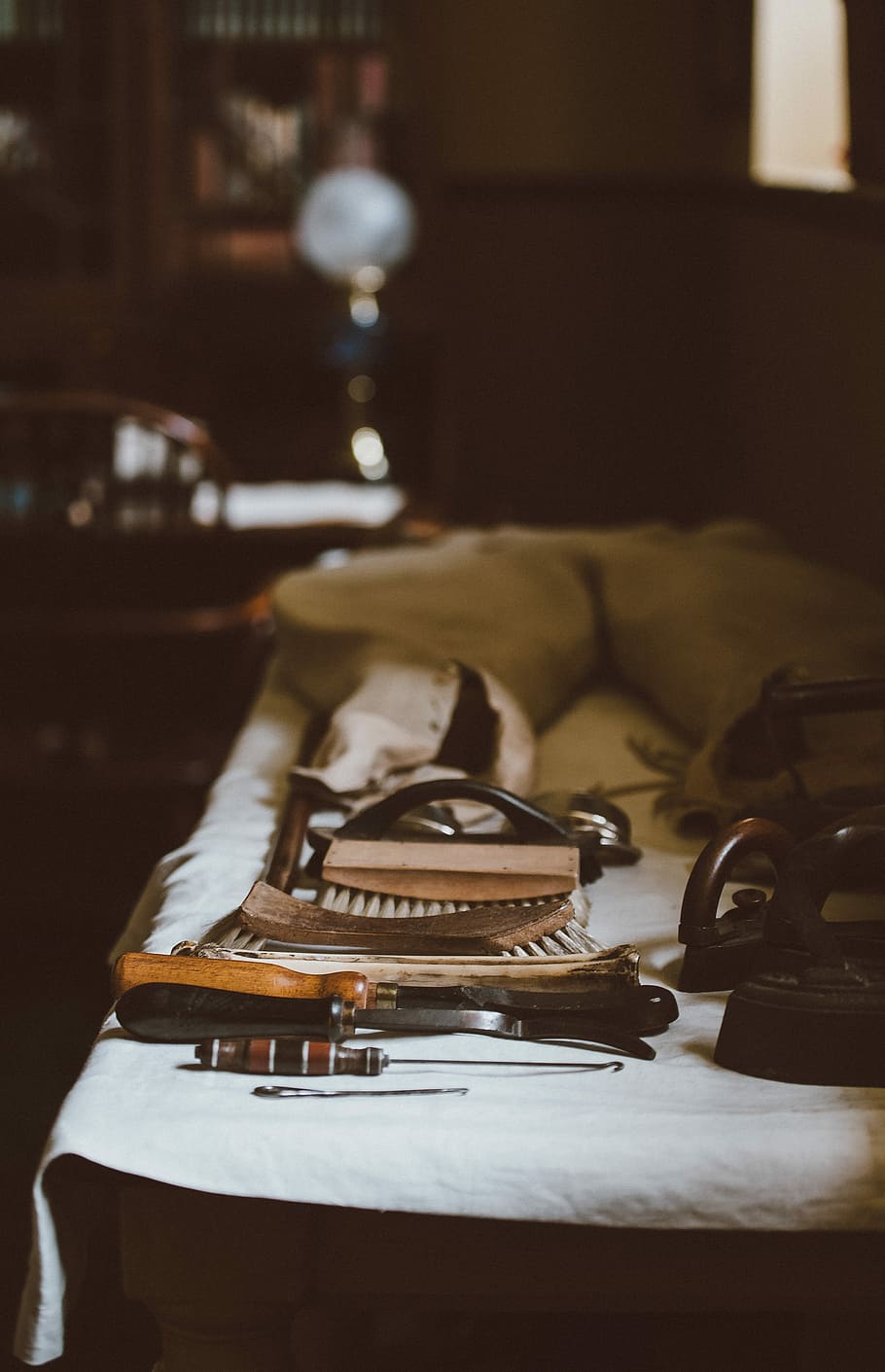 uppark house, petersfield, marró, gris, eina, superior, blanc, roba de llit, taller, eines, raspall, taula, drap, a l'interior, cap gent, centrar-se en primer pla, instrument musical, música, natura morta, estil retro, antiguitat, equipament musical, primer pla, comunicació, tecnologia, material de fusta, càmera - equip fotogràfic, instrument de corda, temps, vell, gran grup d'objectes, 4K