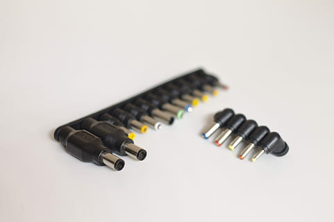 dop, energie, sarcină, priză, electricitate, adaptor, adaptoare, tehnologie, nici o persoana, a închide, repararea, studio shot, fundal alb, în interior, natură moartă, echipament, conexiune, spațiu copie, metal, culoare neagră, vedere în unghi mare, instrument de lucru, consecutiv, şurub, grup mare de obiecte, industrie, tehnologia fără fir, alimentare electrică, componente electrice, 4K, CC0, domeniu public, fără drepturi de autor