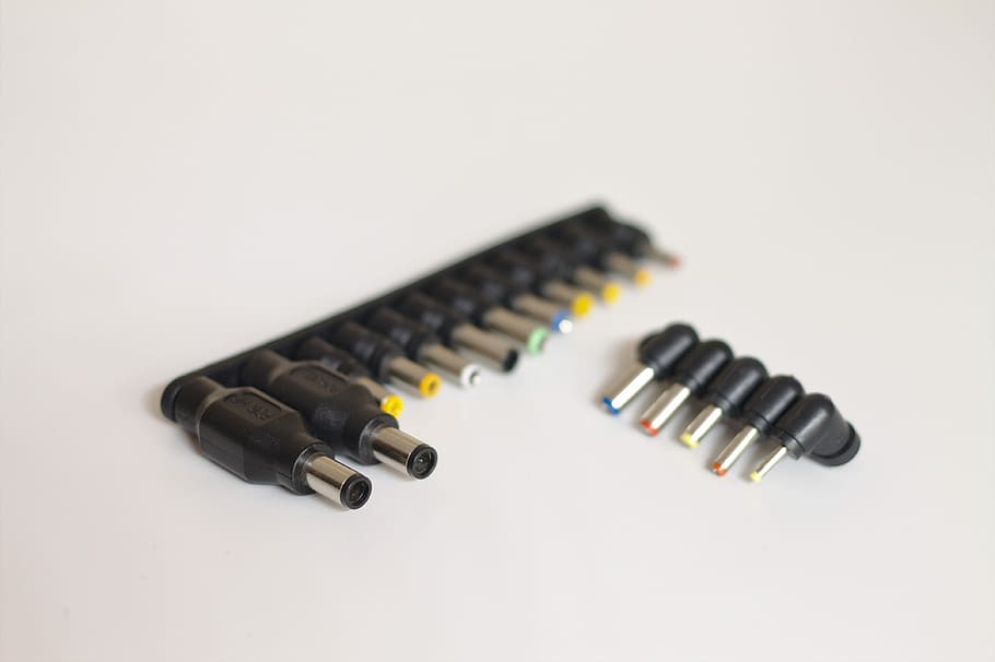 endoll, energia, càrrega, sortida, electricitat, adaptador, adaptadors, tecnologia, cap gent, primer pla, reparació, tir de l'estudi, fons blanc, a l'interior, natura morta, equipament, connexió, còpia espai, metall, color negre, vista d’angle alt, eina de treball, en fila, cargol, gran grup d'objectes, indústria, tecnologia sense fils, Font d'alimentació, component elèctric, 4K