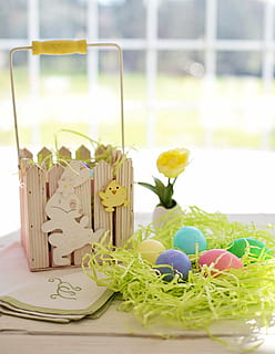 maro coș de lemn, oua de Paste, colorat, pasteluri, Paști, vacanţă, primăvară, celebrare, culoare, tradiţie, tradiţional, în interior, nici o persoana, pastel colorat, alimente, floare, a închide, zi, prospeţime, ou, masa, mancare si bautura, ou de Paște, natură moartă, eveniment, multi colorate, să se concentreze asupra primelor elemente, decor, eveniment de vacanță, ispită, 4K, CC0, domeniu public, fără drepturi de autor