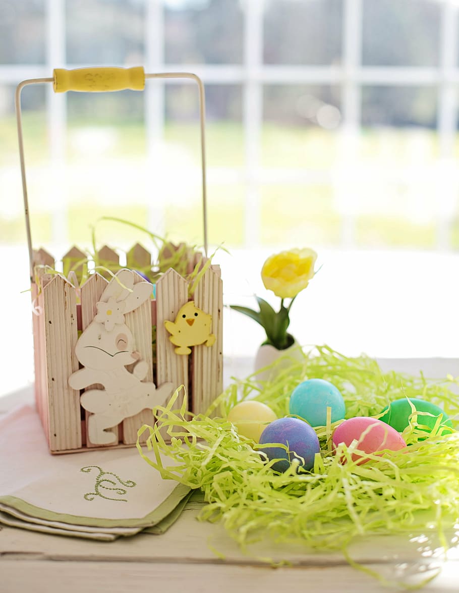 maro coș de lemn, oua de Paste, colorat, pasteluri, Paști, vacanţă, primăvară, celebrare, culoare, tradiţie, tradiţional, în interior, nici o persoana, pastel colorat, alimente, floare, a închide, zi, prospeţime, ou, masa, mancare si bautura, ou de Paște, natură moartă, eveniment, multi colorate, să se concentreze asupra primelor elemente, decor, eveniment de vacanță, ispită, 4K