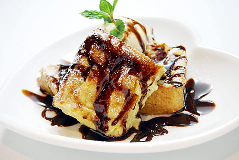 postres, rematat, xarop de xocolata, pastís, xocolata, font, menjar, dolç, crema, deliciós, sucre, gourmet, menjar i beguda, placa, llest per menjar, carn, frescor, primer pla, a l'interior, indulgència, cap gent, alimentació saludable, pollastre, herba, carn de pollastre, benestar, salsa, torrat, sopar, natura morta, decorar, temptació, carn blanca, salsa salada, pit de pollastre, 4K, CC0, domini públic, lliure de regalies