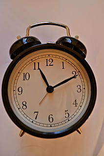 tijd, klok, rinkelen, alarm, uur, minuut, wekker, aantal, studio opname, detailopname, binnenshuis, geen mensen, nauwkeurigheid, enkel object, minutenwijzer, wijzerplaat, wijzer, deadline, witte achtergrond, instrument van tijd, stilleven, retro gestileerd, uurwijzer, persoonlijk accessoire, 2K, CC0, publiek domein, royaltyvrij