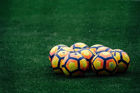 bunke, gul-orange-og-rød nike fodboldkugler, gul-og-orange nike fodboldkugler, grøn, græs, dagtimerne, bold, Mark, fodbold, regn, sport, sportsudstyr, holdsport, grøn farve, fodboldbane, ingen mennesker, tæt på, fokus på forgrunden, sfære, gul, udendørs, natur, konkurrence, multi farvet, plante, bevægelse, match - sport, 4K, CC0, offentligt domæne, royaltyfrie