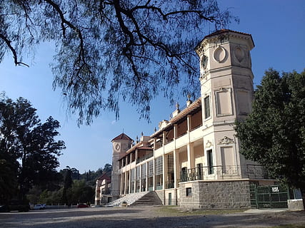 vieux, un hôtel, façade, Eden, Argentine, arbre, architecture, extérieur du bâtiment, structure construite, plante, la nature, bâtiment, ciel, l'histoire, le passé, religion, journée, spiritualité, ville, croyance, lieu de culte, personne, faible angle de vue, en plein air, Destinations de voyage, colonne architecturale, tribunal, 2K, CC0, domaine public, libre de droits
