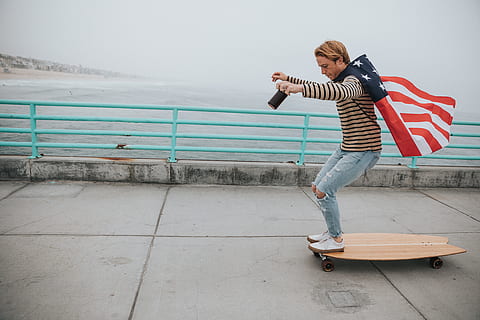 mand, iført, os, flag cape, ridning, longboard, legeme, vand, dagtimerne, Brun, sweater, bedrift, amerika flag, Amerika, flag, udendørs, kaukasisk etnicitet, en person, mennesker, farvebillede, livsstil, Kvinder, sjovt, barn, voksen, smilende, billedtype, billedteknik, frihed, fuld længde, stribet, bevægelse, dag, afslappet tøj, fritidsaktivitet, unge kvinder, rigtige mennesker, ung voksen, stående, sidebillede, lykke, hår, piger, teenager, frisure, arme hævet, 5K, CC0, offentligt domæne, royaltyfrie