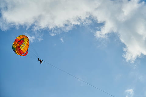 paracadute, volare, nube, blu, sfondo, umano, nuvole bianche, natura, bellissimo, gli sport, bianca, cielo, composizione, nuvole, divertimento, paesaggio, avventura, nuvola - cielo, volante, Inquadratura dal basso, sport estremi, attività di svago, mezz'aria, parapendio, la libertà, gioia, mezzi di trasporto, sport, giorno, multicolore, corda, persona irriconoscibile, parasailing, all'aperto, imbracatura di sicurezza, eccitazione, 5K, CC0, dominio pubblico, privo di copyright