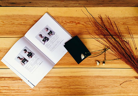 pagina del libro bianco, Aperto, libro, vicino, nero, portafoglio, tavolo, legna, lettura, margherita, fiori, fotografia, temi fotografici, in casa, comunicazione, nessuno, avvicinamento, giorno, tecnologia, legno - materiale, vista dall'alto, carta, penna, natura morta, arte e artigianato, direttamente sopra, connessione, testo, tecnologia wireless, pavimento in legno, creatività, disegno - prodotto artistico, 2K