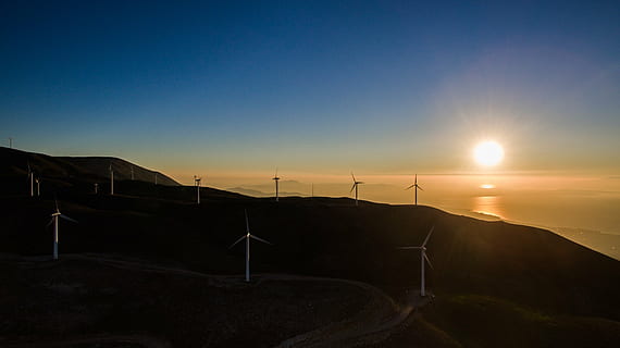 grå, vindmølle, top, bjerg, blå, himmel, solnedgang, landskab, mørk, sol, energi, highland, sollys, solskin, ingen mennesker, udendørs, scenics, skønhed i naturen, natur, vindkraft, miljø, alternativ energi, turbine, vedvarende energi, scenics - natur, brændstof og elproduktion, miljøbeskyttelse, ro, teknologi, rolig scene, bæredygtige ressourcer, linseflare, 4K, CC0, offentligt domæne, royaltyfrie