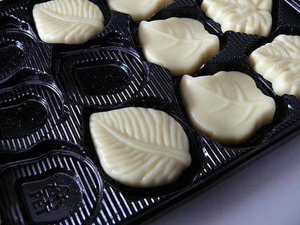 čokoláda, bílý, cukroví, obal, jídlo, čokolády, čokoládové pralinky, Lahodné, sladký, výživa, dezert, gurmán, sladké jídlo, jídlo a pití, detail, Svačina, svěžest, občerstvení, požitek, studio shot, stálý život, připraven jíst, uvnitř, nikdo, nezdravé stravování, pokušení, vysoký úhel pohledu, krém, celý rám, pečené pečivo, Černá barva, zásobník, 2K, CC0, veřejná doména, bez autorských práv