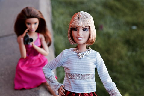 lyserød, kjole dukke, bedrift, kamera, kjole, dukke, Barbie, udgør, positur, portræt, film, filme, pige, model, modellering, fotografering, tiltrækkende, fotograf, kaukasiske, ung, mode, fotografere, stil, stilfuld, kun børn, barndom, to personer, barn, piger, lyserød farve, hunner, Kvinder, samvær, familie, fokus på forgrunden, kigger på kameraet, mennesker, afslappet tøj, fritidsaktivitet, søster, forfra, søskende, bonding, dag, uskyld, udendørs, frisure, 5K, CC0, offentligt domæne, royaltyfrie