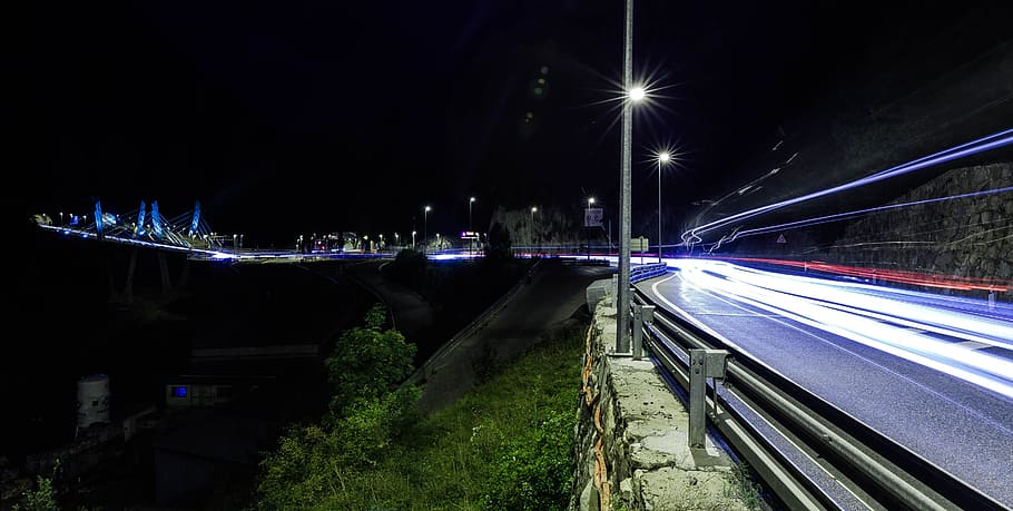 gris, eléctrico, enviar, junto a, hormigón, la carretera, puente, oscuro, noche, hierba, autopista, colina, Farolas, ligero, larga exposición, movimiento, rocas, sistema de transporte, viaje, arboles, urbano, iluminado, arquitectura, ciudad, velocidad, transporte, sendero de luz, movimiento borroso, estructura construida, calle, modo de transporte, tráfico, equipo de iluminación, conexión, puente - estructura hecha por el hombre, exterior del edificio, nadie, al aire libre, paisaje urbano, luz del vehículo, 5K