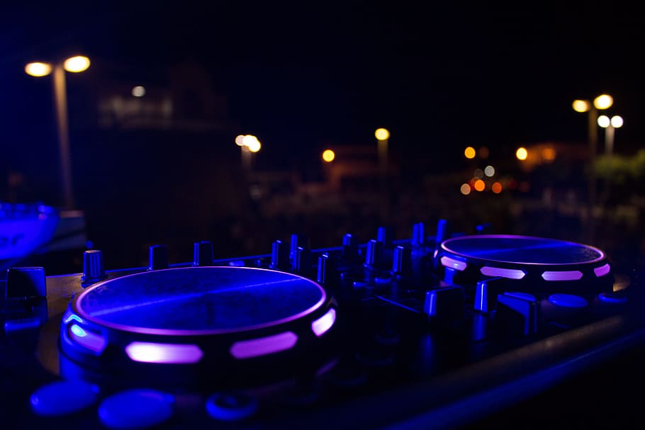 dj, pauco, Beleuchtung, Nacht-, Kunst, Kultur und Unterhaltung, Musik-, beleuchtet, Technologie, Nachtleben, Tonmischer, keine Leute, die Architektur, selektiver Fokus, Nachtclub, Tonaufzeichnungsgeräte, Nahansicht, Lichtanlage, Tontechnik, Stadt, Blau, Ausrüstung, Drehscheibe, Aufzeichnung, Mischen, 5K