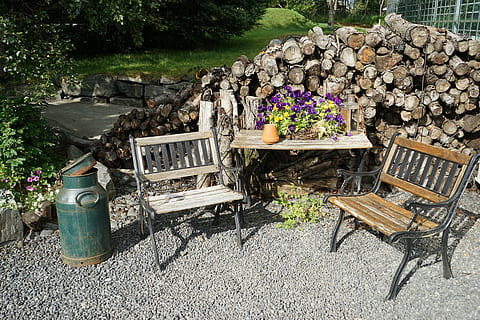 Sitzbereich, idyllisch, Tabelle, romantisch, Bank, Gartenbank, Plätzchen, Stuhl, Sitz, Pflanze, Natur, Blume, blühende Pflanze, Tag, Vorder- oder Hinterhof, Holz - Material, Wachstum, keine Leute, solide, leeren, Topfpflanze, Abwesenheit, draußen, Container, Steinwand, Möbel, Blumentopf, Stuhl im Freien, 5K, CC0, gemeinfrei, lizenzfrei