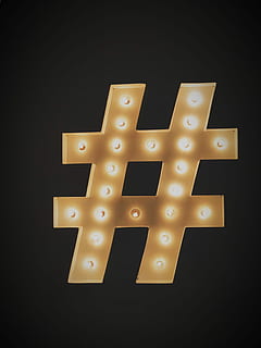 Nummernschild, Hashtag-Symbol, Hashtag, Beleuchtung, Studioaufnahme, beleuchtet, schwarzer Hintergrund, Text, keine Leute, ausgeschnitten, drinnen, Großbuchstabe, Kommunikation, Brief, glühend, Feier, Nacht-, Nahansicht, Alphabet, Stillleben, kopieren sie platz, westliche Schrift, weiße Farbe, Lichtanlage, 2K, CC0, gemeinfrei, lizenzfrei