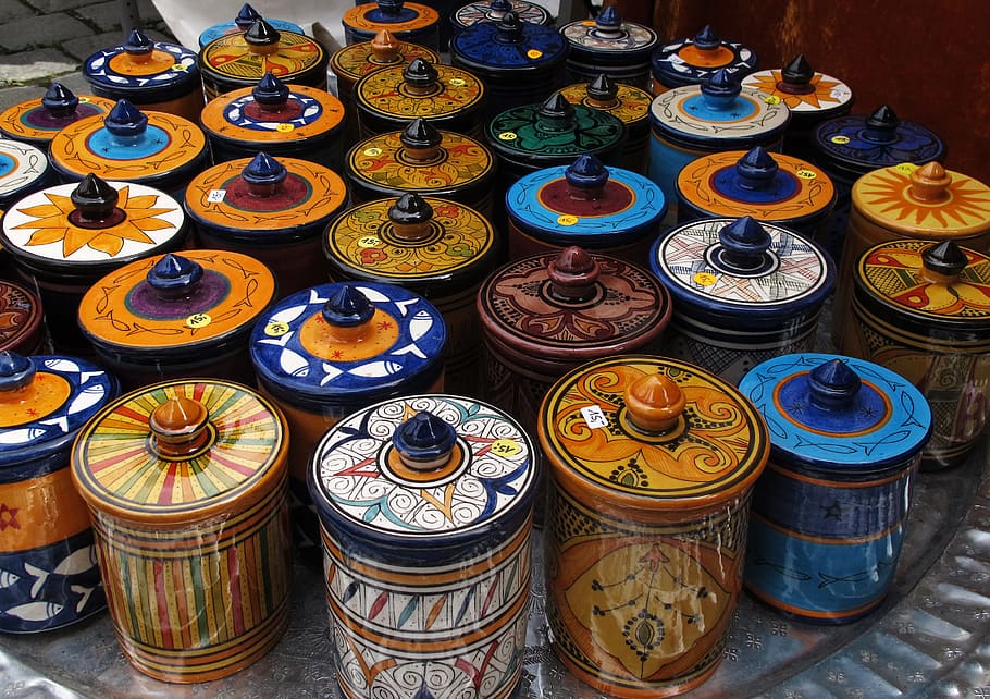 ceràmica, llaunes, vaixella, Àfrica, pintat, decoratiu, deco, caixa de porcellana, porcellana, servei, colorit, mercat, stand, gran grup d'objectes, elecció, a la venda, variació, vista d’angle alt, venda al detall, arranjament, cap gent, abundància, multicolor, Paradeta, a l'interior, bol, art i artesania, natura morta, placa, venda, ordre, visualització al detall, basar, 2K