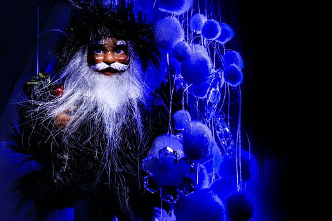diavoletto, Bambola, carina, nano, figura, dolce, siamo, Natale, elfi di Natale, periodo natalizio, decorazione natalizia, astratto, fantasia, celebrazione, blu, illuminato, in casa, notte, rappresentazione umana, rappresentazione, spaventoso, vacanza - evento, vacanza, decorazione, orrore, avvicinamento, una persona, viola, paura, arte e artigianato, buio, sfondo nero, 5K, CC0, dominio pubblico, privo di copyright