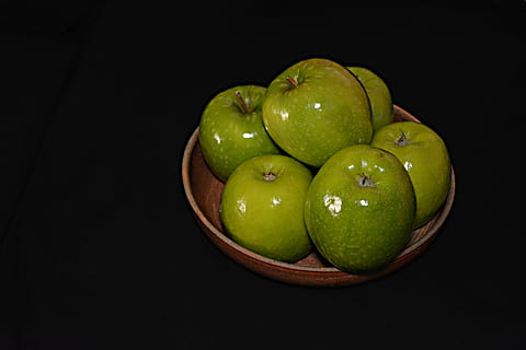 appels, fruit, fruitbomen, boom, macht, smaak, gezond eten, eten en drinken, studio opname, zwarte achtergrond, voedsel, welzijn, versheid, binnenshuis, groene kleur, stilleven, geen mensen, detailopname, appel - fruit, kom, uitknippen, groep objecten, kopie ruimte, Granny Smith appel, biologisch, rijp, kleine groep objecten, tussendoortje, 5K, CC0, publiek domein, royaltyvrij