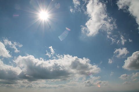 skyer, sol, himmel, sky - himmel, solstråle, sollys, natur, cloudscape, Midt i luften, flyvende, ingen mennesker, linseflare, dag, blå, udendørs, skønhed i naturen, lav vinkel visning, lys - naturligt fænomen, scenics - natur, miljø, vind, lyse, meteorologi, Stærkt oplyst, 4K, CC0, offentligt domæne, royaltyfrie