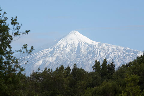 teide, volkan, dağ, zirve, Pico del Teide, teyde, Ulusal park, tenerife, Kanarya Adaları, 3718 m, 3718 metre, 3718, ağaç, çam, kar, mavi, beyaz, yeşil, manzaralar - doğa, doğada güzellik, Karla kaplı dağ, bitki, kış, gökyüzü, soğuk hava, sakin sahne, huzur, doğa, kentsel olmayan sahne, insansız, arazi, dağ zirvesi, çevre, açık havada, 4K, CC0, kamu malı, telif ücretsiz
