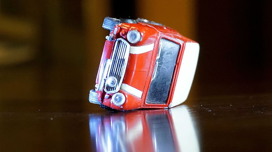 vermell, joguina de fosa mini cooper, taula, accident, mini, Morris, malestar, miniatura, joguina, cotxe de joguina, cotxe, automòbil, automàtic, joguina antiga, vehicle, a l'interior, cap gent, primer pla, sol objecte, natura morta, reflexió, fusta, tecnologia, accidents i desastres, material de fusta, nostàlgia, menjar i beguda, tir de l'estudi, comunicació, veure, rellotge de polsera, temes socials, gra de fusta, 2K