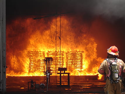 brandweerman, opleiding, leven, brand, gecontroleerde, bescherming, Gevaar, uitrusting, slang, helm, verstuiven, mondstuk, baan, praktijk, veiligheid, service, brandend, vuur - natuurverschijnsel, vlam, ongevallen en rampen, warmte - temperatuur, bezetting, teken, waarschuwingsbord, communicatie, gezondheidszorg en medicijnen, natuur, brandslang, mannen, echte mensen, rook - fysieke structuur, hulpdiensten, mensen, sproeien, reddingswerker, verantwoordelijkheid, 2K, CC0, publiek domein, royaltyvrij