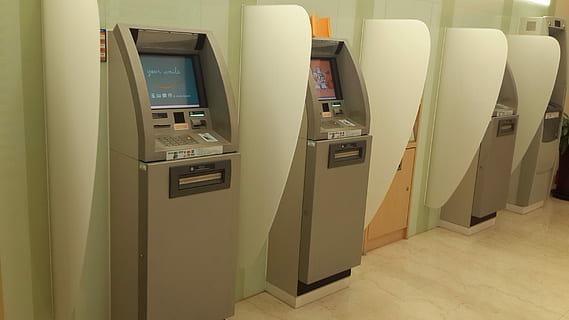 màquina, banca, retirada, a l'interior, tecnologia, cap gent, hospital, dia, maquinària, modern, salut i medicina, ordinador, equips informàtics, monitor d’ordinador, telèfon, seguretat, comunicació, equipament, funció de construcció de parets, buit, pantalla, connexió, arquitectura, teclat, 2K, CC0, domini públic, lliure de regalies
