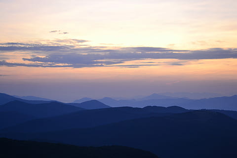 kľak, eslovac, aèria, foto de la silueta, muntanyes, daurat, hores, muntanya, paisatge, núvol, posta de sol, sortida del sol, bellesa a la natura, escenics - natura, cel, Serra, escena tranquil·la, tranquil·litat, núvol - cel, medi ambient, idíl·lic, silueta, escena no urbana, naturalesa, cap gent, majestuós, a l'aire lliure, remot, cim de muntanya, 4K, CC0, domini públic, lliure de regalies
