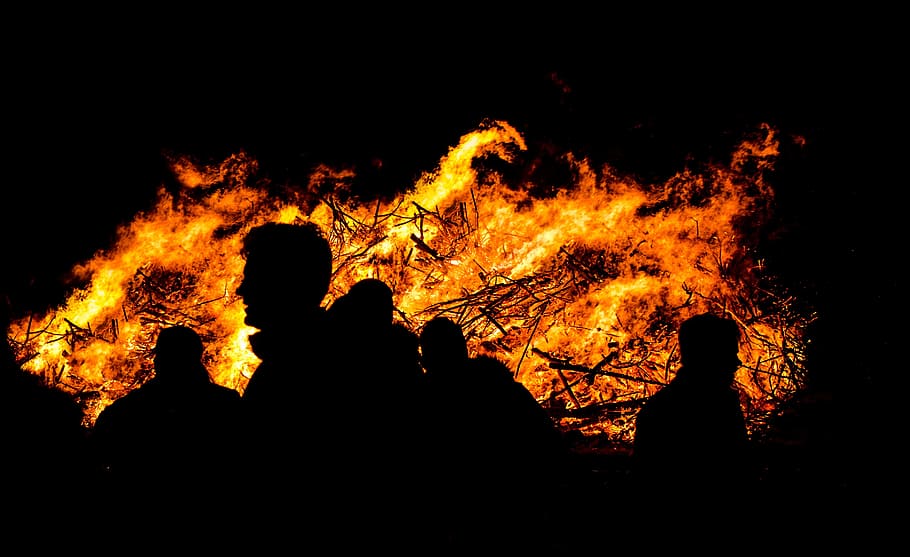 mirant, foc, calenta, càlid, gent, calor, cremant, flama, Pasqua, celebra, llar de foc, fireside, negre, taronja, calor - temperatura, foc - fenomen natural, grup de persones, nit, foguera, silueta, color taronja, naturalesa, homes, persones reals, a l'aire lliure, brillant, grup mitjà de persones, signe, comunicació, adult, 2K