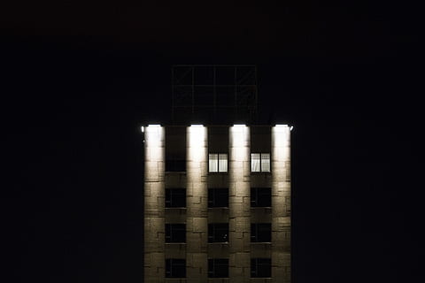 grigio, calcestruzzo, costruzione, quattro, luce, stanza vuota, luci dell'edificio, finestra, architettura, Barcellona, centro, colonna, riga, griglia, film, furfante, tenda, camera, strada, nessuno, notte, in casa, girato in studio, illuminato, sfondo nero, copia spazio, struttura costruita, buio, industria, riflessione, modello, ufficio, porta, tecnologia, colore nero, 5K, CC0, dominio pubblico, privo di copyright